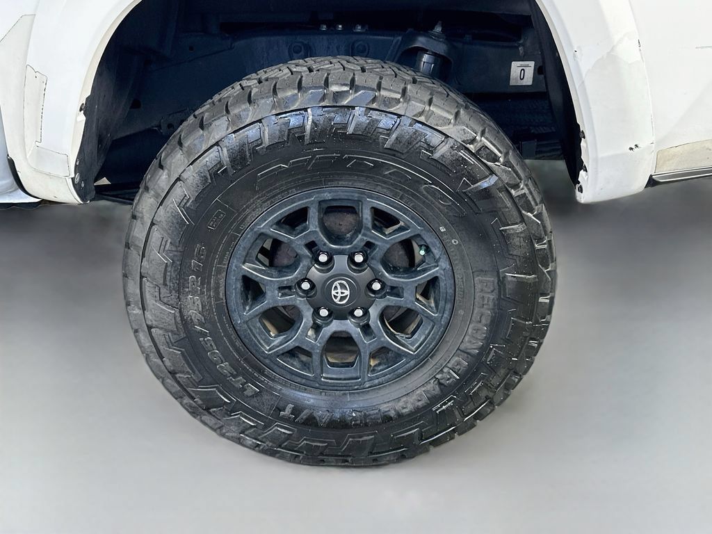 Used 2021 Toyota Tacoma SR5 RWD image 31