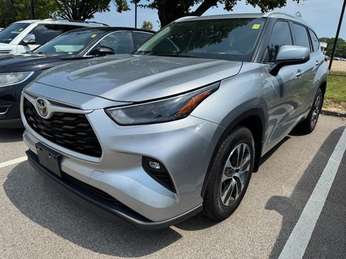 Used 2022 Toyota Highlander XLE AWD/4WD image 3