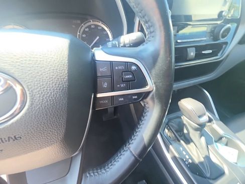 Used 2022 Toyota Highlander XLE AWD/4WD image 18