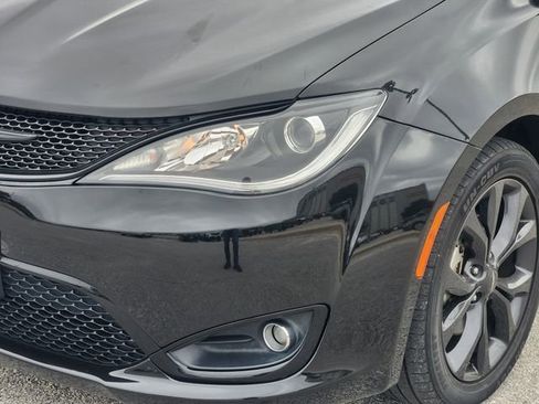 Used 2020 Chrysler Pacifica Touring-L w/ S Appearance Package image 7