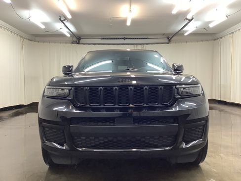 Used 2023 Jeep Grand Cherokee L Laredo image 11