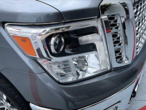 Used 2018 Nissan Titan SL AWD/4WD image 31