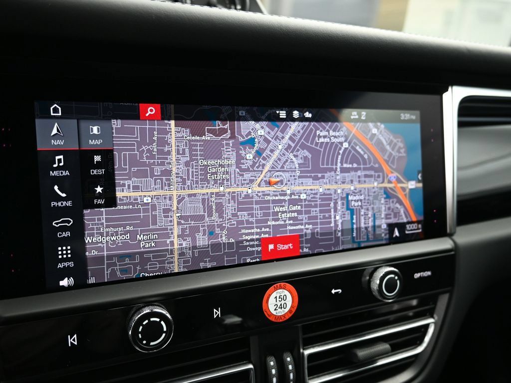 Certified 2024 Porsche Macan AWD/4WD image 27