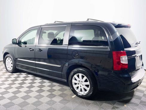 Used 2015 Chrysler Town & Country Touring image 6