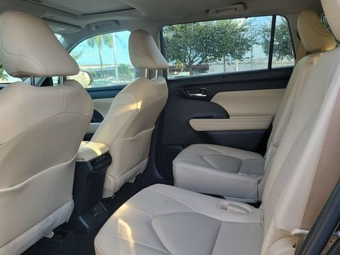 Used 2025 Toyota Highlander XLE AWD/4WD image 8