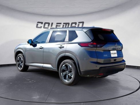 Used 2024 Nissan Rogue SV image 3
