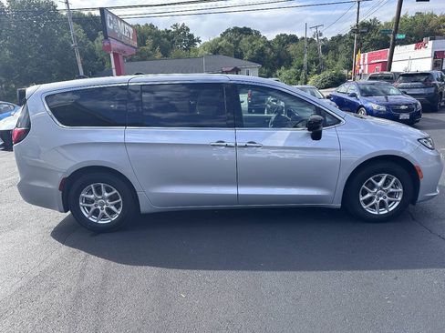 Used 2024 Chrysler Pacifica Touring-L FWD image 3
