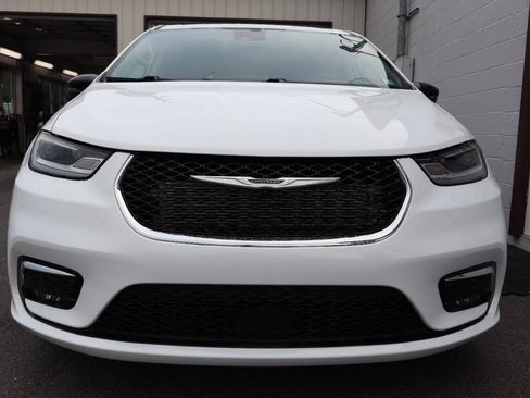 Used 2024 Chrysler Pacifica Touring-L FWD image 2