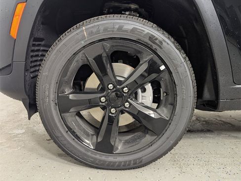 New 2025 Jeep Grand Cherokee Altitude image 8