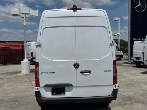 Used 2025 Mercedes-Benz Sprinter 2500 image 8