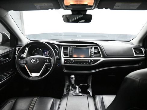Used 2018 Toyota Highlander SE FWD image 14