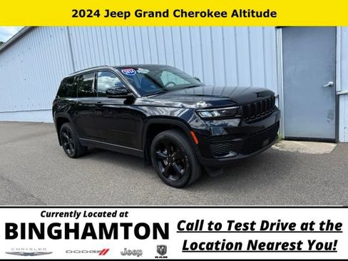 Used 2024 Jeep Grand Cherokee Altitude AWD/4WD image 2