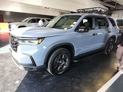 Used 2025 Honda Pilot TrailSport image 2