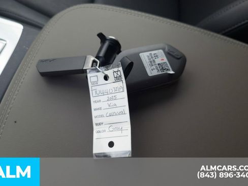 Used 2025 Kia Carnival EX image 16