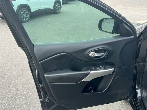 Used 2016 Jeep Cherokee Overland w/ Technology Group image 9