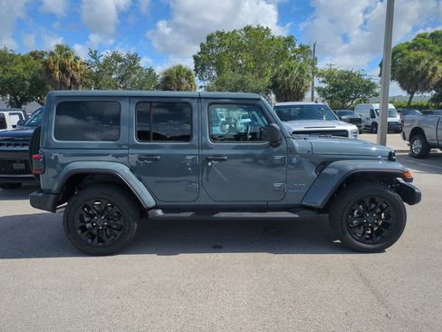 Used 2025 Jeep Wrangler Unlimited Sahara AWD/4WD image 5