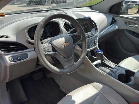 Used 2017 Chevrolet Volt LT w/ Comfort Package FWD image 11
