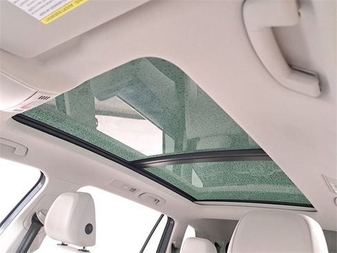 Used 2021 Volkswagen Tiguan SE w/ Panoramic Sunroof Package image 22