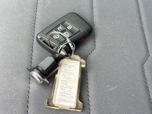 Used 2025 Volkswagen Taos SE FWD image 25