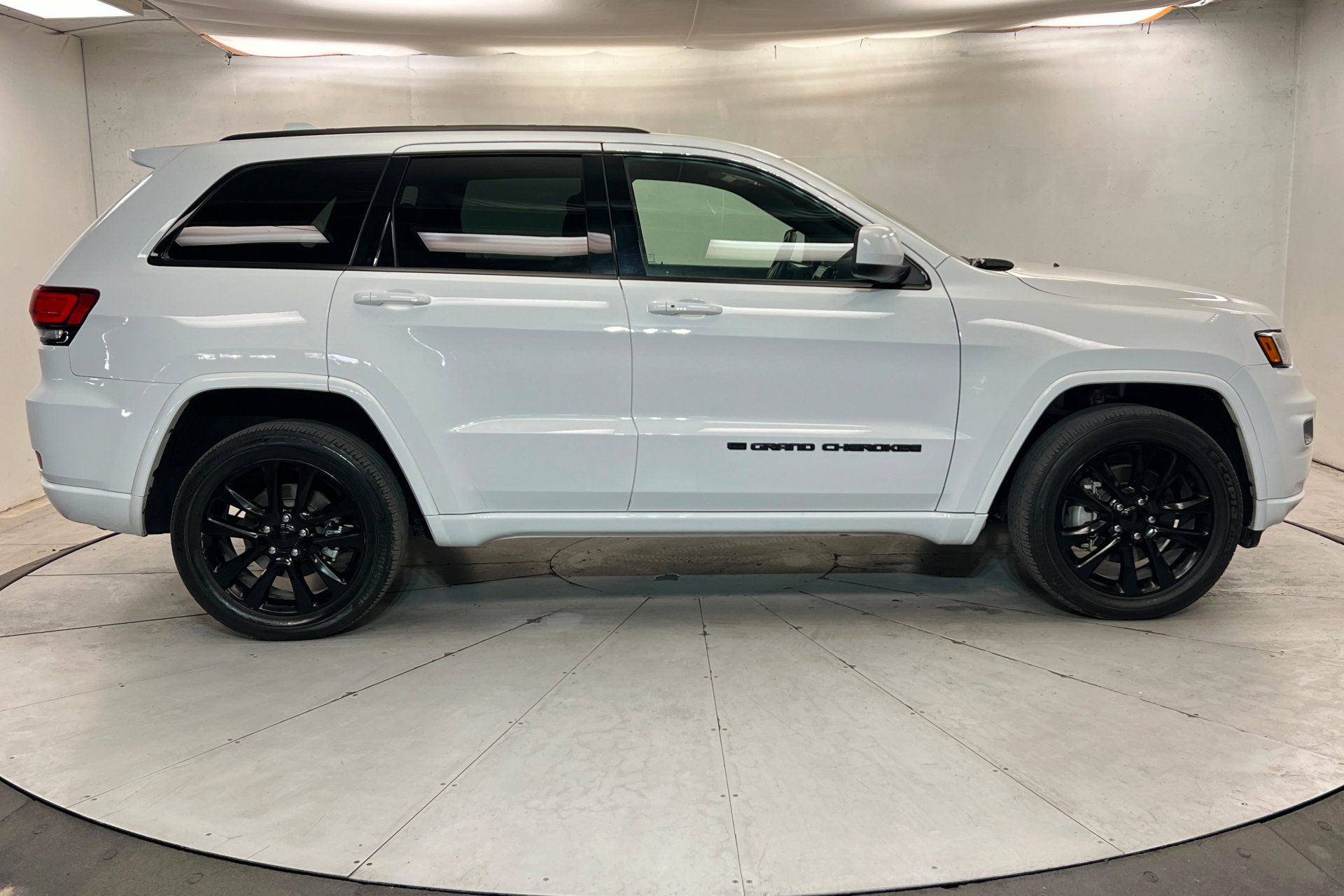 Certified 2022 Jeep Grand Cherokee Laredo X AWD/4WD image 6