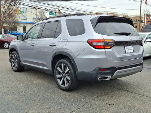 Certified 2025 Honda Pilot Touring image 4