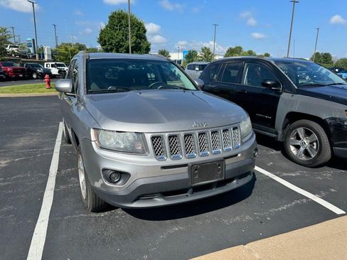 Used 2016 Jeep Compass Latitude FWD image 2