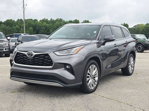 Used 2023 Toyota Highlander Platinum FWD image 1