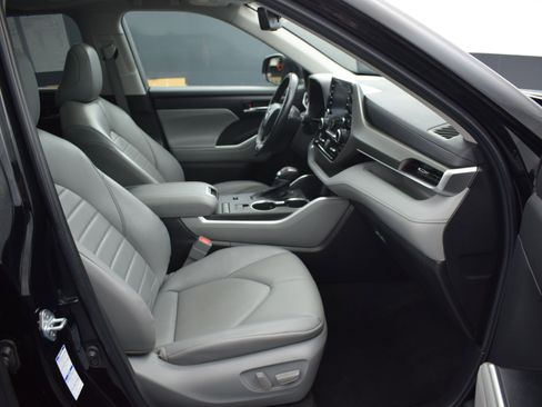 Used 2022 Toyota Highlander XLE AWD/4WD image 10
