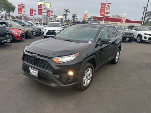 Used 2021 Toyota RAV4 XLE w/ Convenience Package image 2