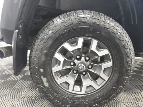 Used 2018 Toyota Tacoma TRD Off-Road w/ Technology Package AWD/4WD image 7
