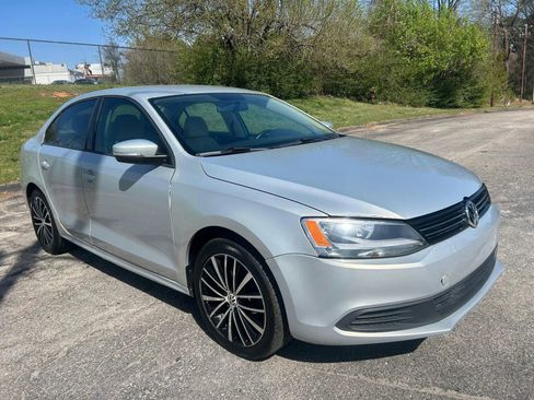 Used 2011 Volkswagen Jetta SE FWD image 3