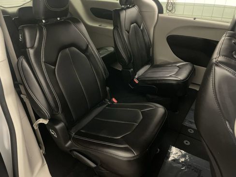 Used 2024 Chrysler Pacifica Touring-L FWD image 19