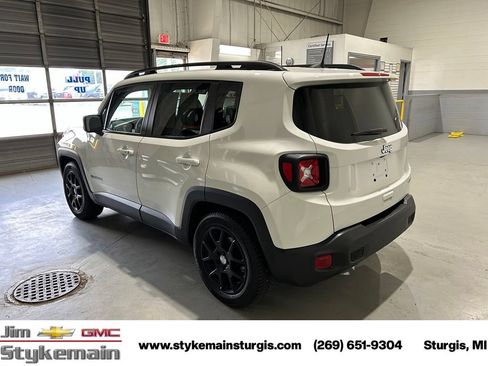 Used 2019 Jeep Renegade Latitude w/ Cold Weather Group FWD image 9