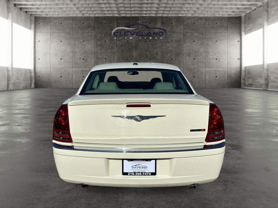 Used 2009 Chrysler 300 C RWD image 4