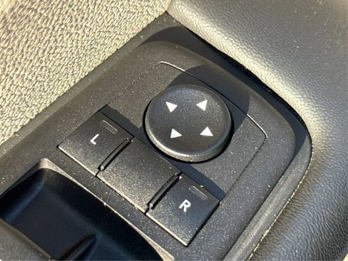Used 2023 Chrysler Pacifica Touring-L FWD image 41