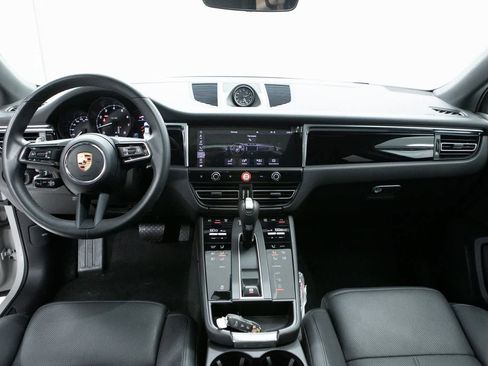 Certified 2025 Porsche Macan image 13