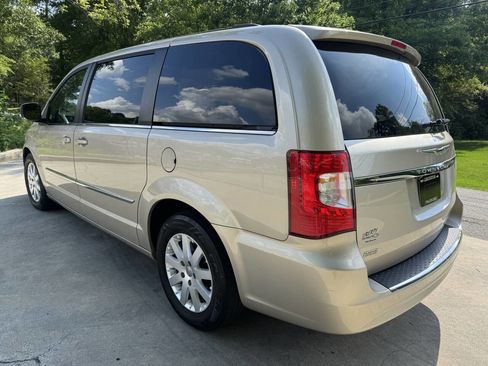 Used 2016 Chrysler Town & Country Touring image 9