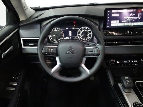 New 2025 Mitsubishi Outlander SE image 17