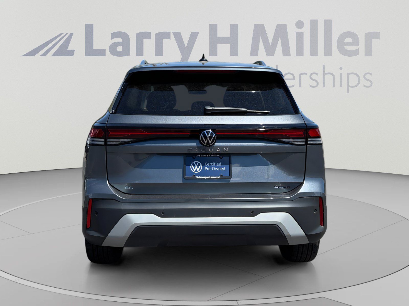 Certified 2025 Volkswagen Tiguan SE w/ Panoramic Sunroof Package AWD/4WD image 4