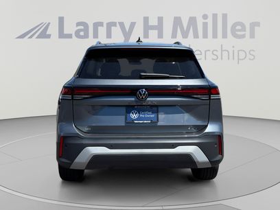 Used 2025 Volkswagen Tiguan SE w/ Panoramic Sunroof Package