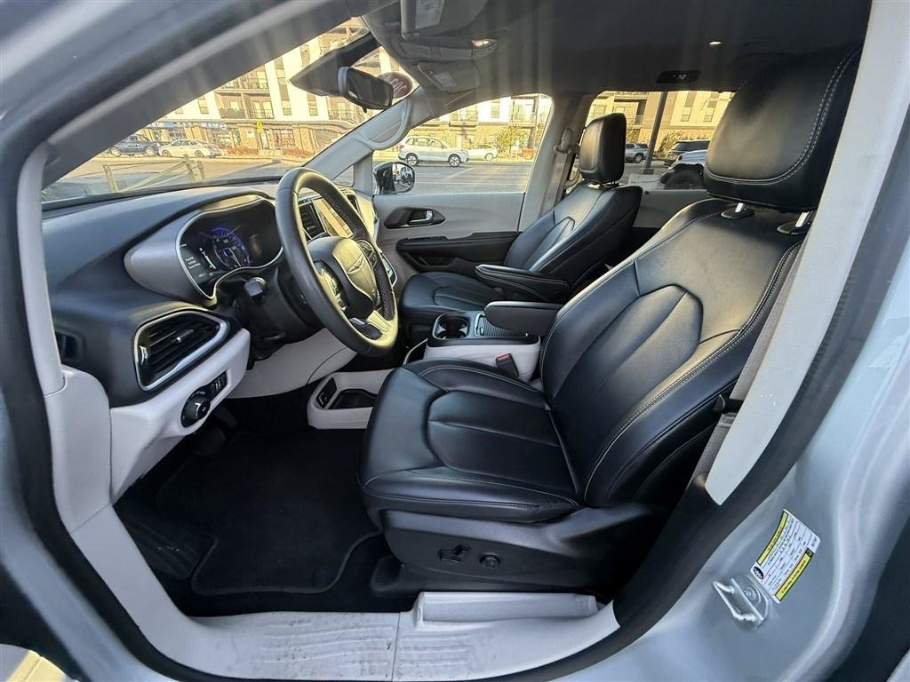 Used 2024 Chrysler Pacifica Touring-L FWD image 15