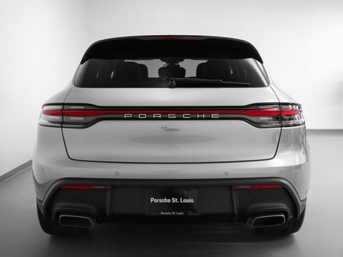 Certified 2025 Porsche Macan image 11