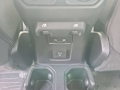 Used 2018 Jeep Wrangler Unlimited Sahara AWD/4WD image 18