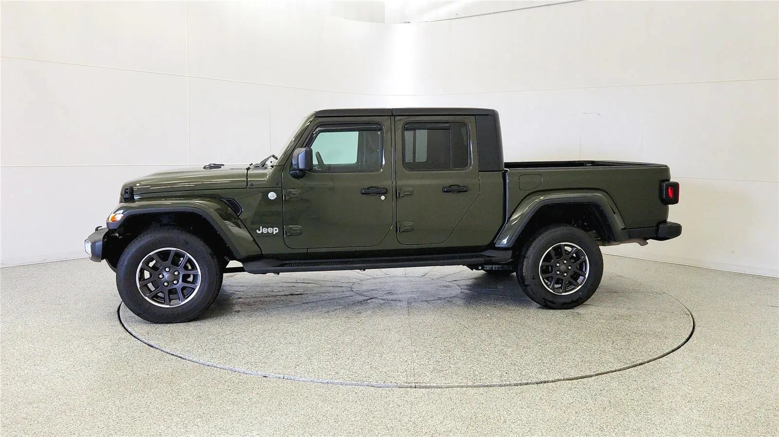 Used 2023 Jeep Gladiator Overland w/ Cold Weather Group AWD/4WD image 4