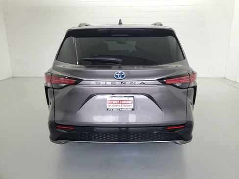 Used 2022 Toyota Sienna XSE w/ XSE Plus Package AWD/4WD image 6