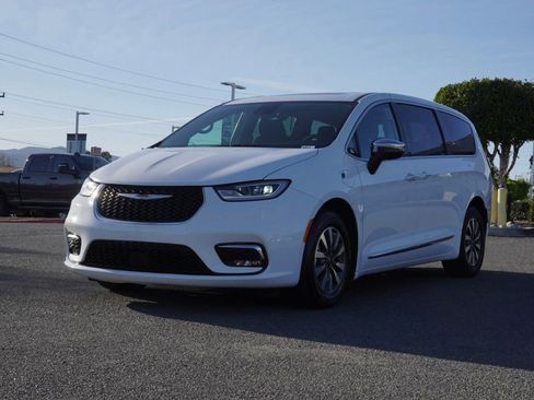 Certified 2023 Chrysler Pacifica Limited image 8