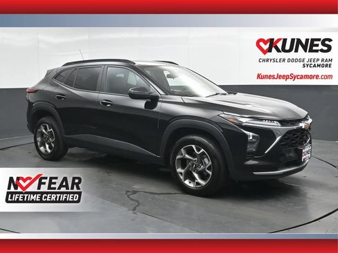 Used 2025 Chevrolet Trax LT FWD image 1