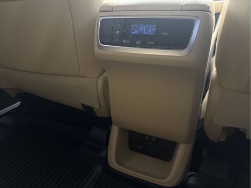 Used 2019 Toyota Highlander XLE AWD/4WD image 21