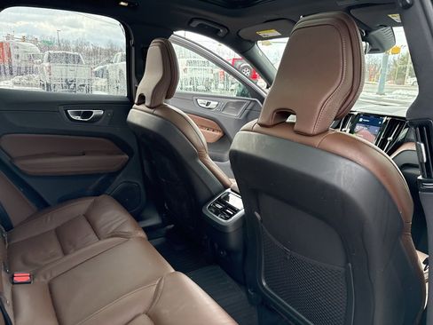 Certified 2024 Volvo XC60 B5 Ultimate w/ Protection Package Premier image 39