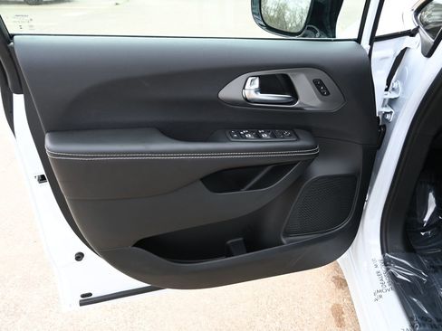 New 2026 Chrysler Pacifica Select image 8